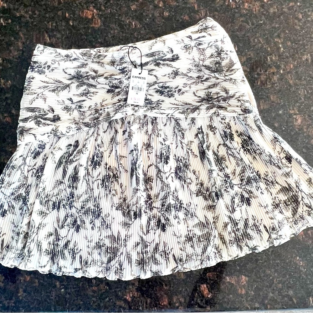 XS EXPRESS mini skirt. Black and white print